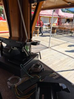 Der Aufbau ist bereits abgeschlossen. Ab Samstag startet wieder das diesjährige @oktoberfest und wir freuen uns, dass unsere Technik auch dieses Jahr wieder im Weißbiergarten und im Museumszelt auf der Oiden Wiesn zum Einsatz kommt. Unsere Kassen sind flexibel einsetzbar – egal, ob stehend oder an der Wand hängend. Für jede Veranstaltung gestalten wir eine individuelle Lösung. 💻🥨🎡